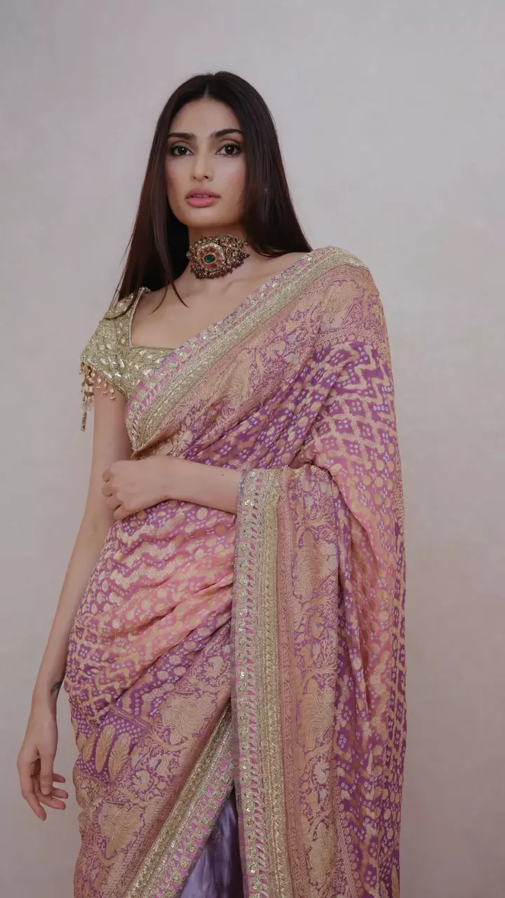गुलाबी और पर्पल साड़ी में अथिया शेट्टी का देसी लुक गुलाबी और पर्पल साड़ी में अथिया शेट्टी का देसी लुक