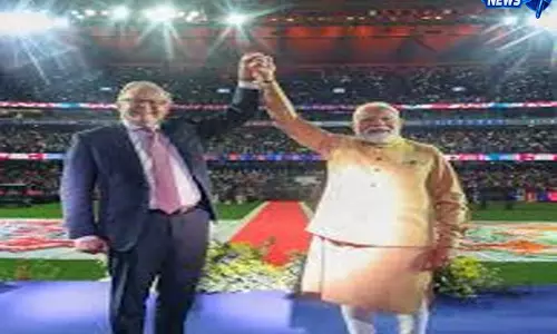 पीएम मोदी के कार्यक्रम के संचालकों का बड़ा बयान, राहुल और खड़गे से माफी की मांग पीएम मोदी के कार्यक्रम के संचालकों का बड़ा बयान, राहुल और खड़गे से माफी की मांग