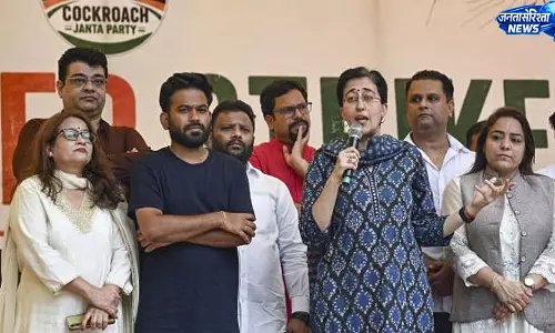प्रदर्शनकारियों से अपील, अरुंधति रॉय बोलीं- संघर्ष लंबा है, सेहत का रखें ध्यान