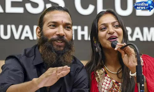 महाकुंभ फेम महिला और पति को HC से राहत, कार्रवाई पर रोक महाकुंभ फेम महिला और पति को HC से राहत, कार्रवाई पर रोक