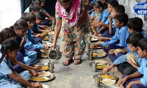 Karnataka : मिड-डे मील खाने से 12 बच्चे बीमार, अस्पताल में भर्ती
