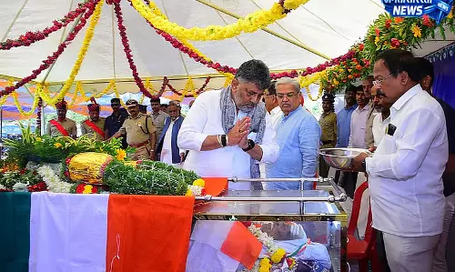 पूर्व राज्यसभा सांसद एच. हनुमंथप्पा को CM शिवकुमार ने दी श्रद्धांजलि पूर्व राज्यसभा सांसद एच. हनुमंथप्पा को CM शिवकुमार ने दी श्रद्धांजलि