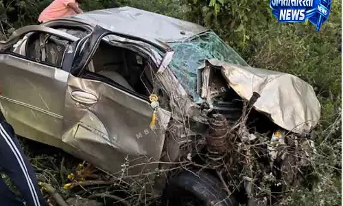 Sirmaur में दर्दनाक हादसा, कार खाई में गिरने से 3 की मौत Sirmaur में दर्दनाक हादसा, कार खाई में गिरने से 3 की मौत