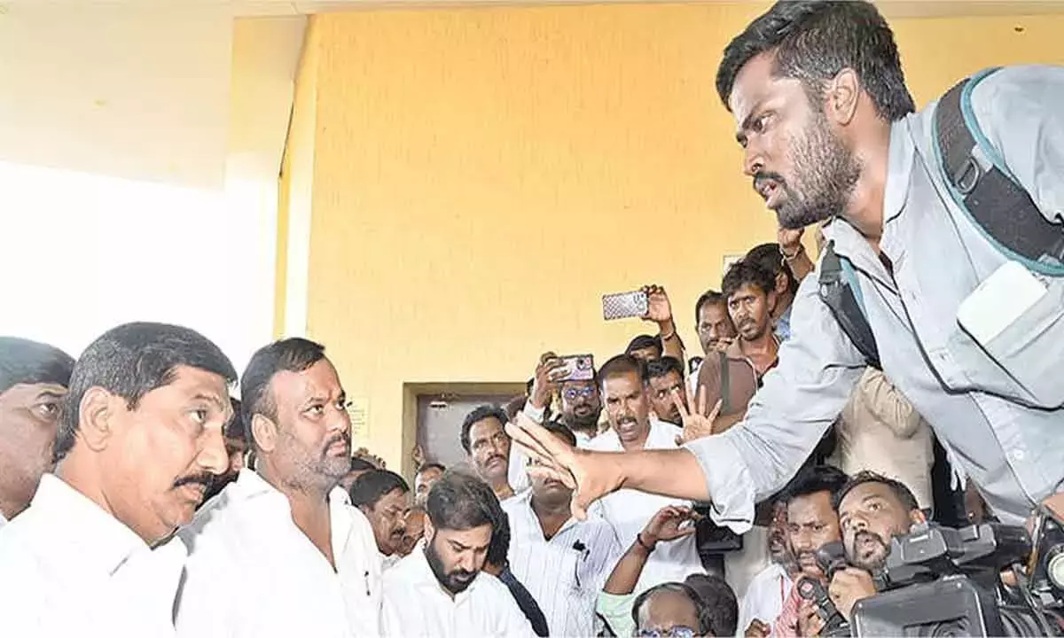 लीडरशिप में बदलाव को लेकर TDP की फ़ीडबैक प्रक्रिया हंगामे के साथ खत्म हुई लीडरशिप में बदलाव को लेकर TDP की फ़ीडबैक प्रक्रिया हंगामे के साथ खत्म हुई