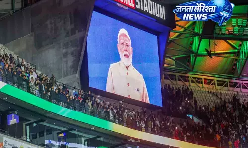 राहुल और खड़गे के दावे पर आयोजकों ने जताई गहरी निराशा, माफी की मांग पर अड़े राहुल और खड़गे के दावे पर आयोजकों ने जताई गहरी निराशा, माफी की मांग पर अड़े