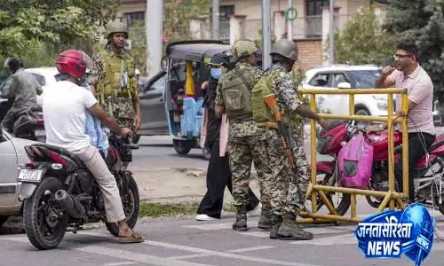Srinagar में आयोजन पर रोक, प्रशासन ने बढ़ाई निगरानी Srinagar में आयोजन पर रोक, प्रशासन ने बढ़ाई निगरानी