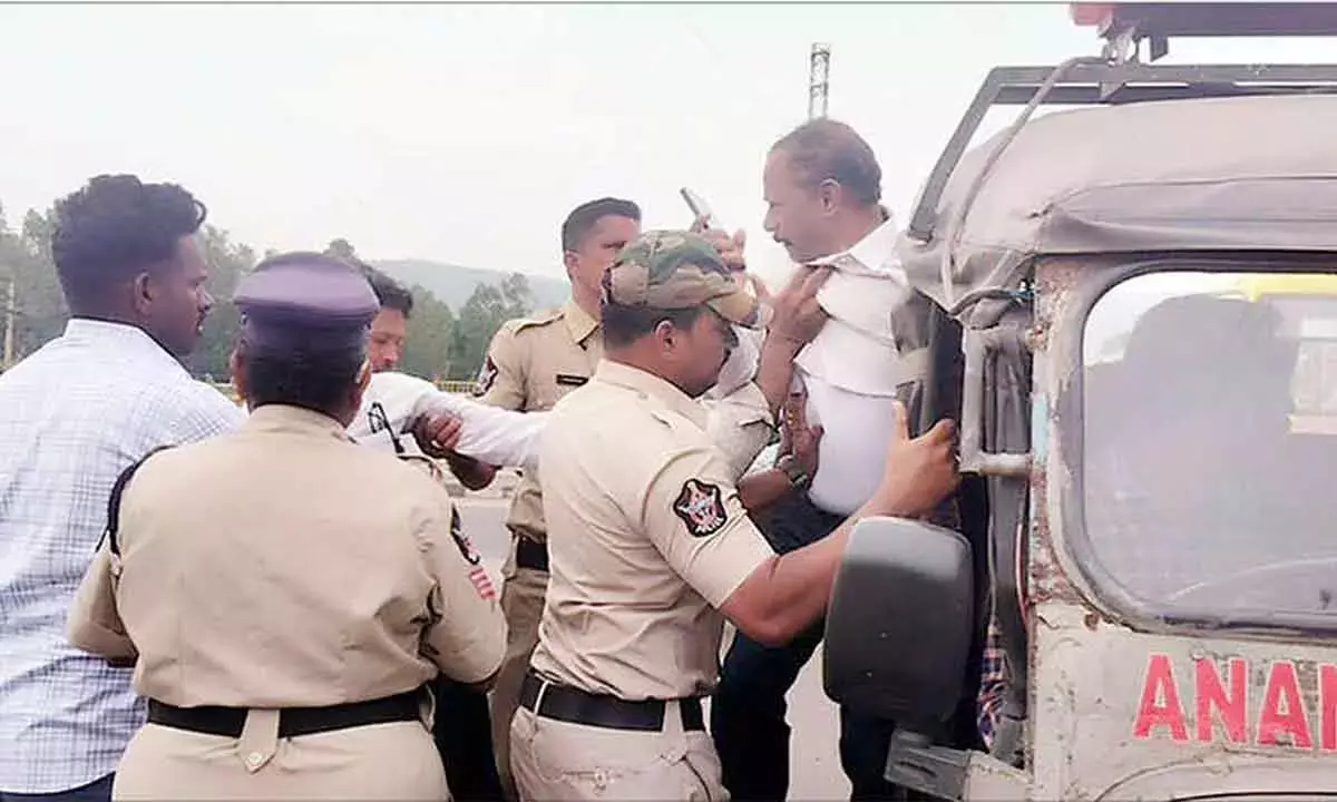 Andhra: पुलिस द्वारा प्रदर्शनकारियों को हिरासत में लिए जाने से तनाव की स्थिति बनी हुई है Andhra: पुलिस द्वारा प्रदर्शनकारियों को हिरासत में लिए जाने से तनाव की स्थिति बनी हुई है