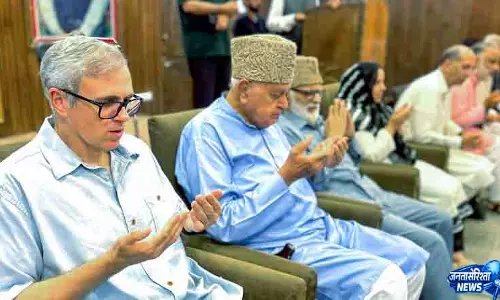 Srinagar कब्रिस्तान पहुंच रोकने पर उमर ने उठाए सवाल Srinagar कब्रिस्तान पहुंच रोकने पर उमर ने उठाए सवाल