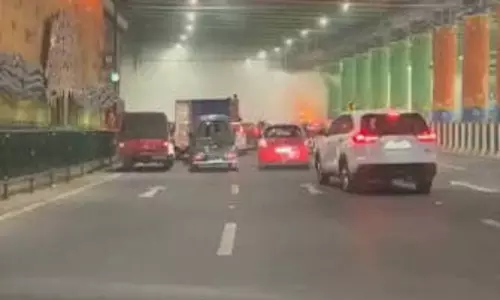 Gurugram: गुरुग्राम एयरपोर्ट टनल में कार बनी आग का गोला, धुएं से भर गई सुरंग Gurugram: गुरुग्राम एयरपोर्ट टनल में कार बनी आग का गोला, धुएं से भर गई सुरंग