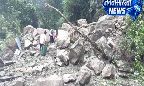 दार्जिलिंग की पहाड़ियों में भारी बारिश से भूस्खलन, सिक्किम-कलिम्पोंग मार्ग प्रभावित दार्जिलिंग की पहाड़ियों में भारी बारिश से भूस्खलन, सिक्किम-कलिम्पोंग मार्ग प्रभावित
