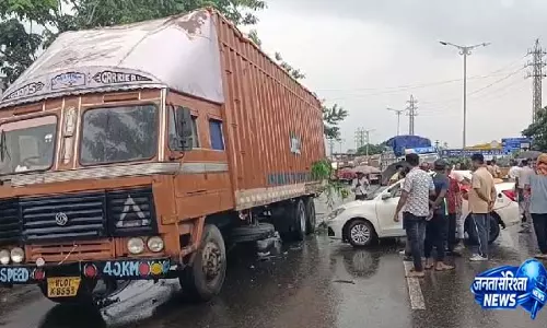 Bhadrak: खड़े ट्रक से टकराई कार, एक की मौत, दूसरा गंभीर घायल Bhadrak: खड़े ट्रक से टकराई कार, एक की मौत, दूसरा गंभीर घायल