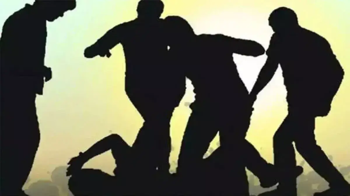पैर से गला दबाकर दम घोंटा: छात्र के साथ सीनियर्स की बर्बरता पैर से गला दबाकर दम घोंटा: छात्र के साथ सीनियर्स की बर्बरता