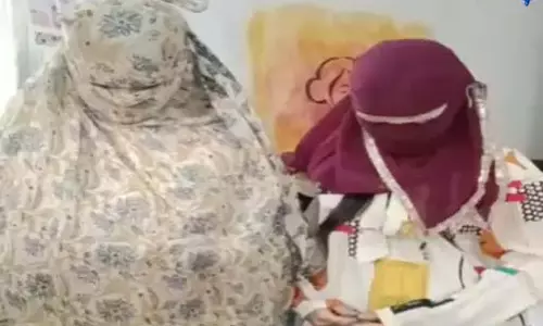 रायपुर में हनीट्रैप का खुलासा: ब्लैकमेल करने वाली 2 युवतियां गिरफ्तार रायपुर में हनीट्रैप का खुलासा: ब्लैकमेल करने वाली 2 युवतियां गिरफ्तार