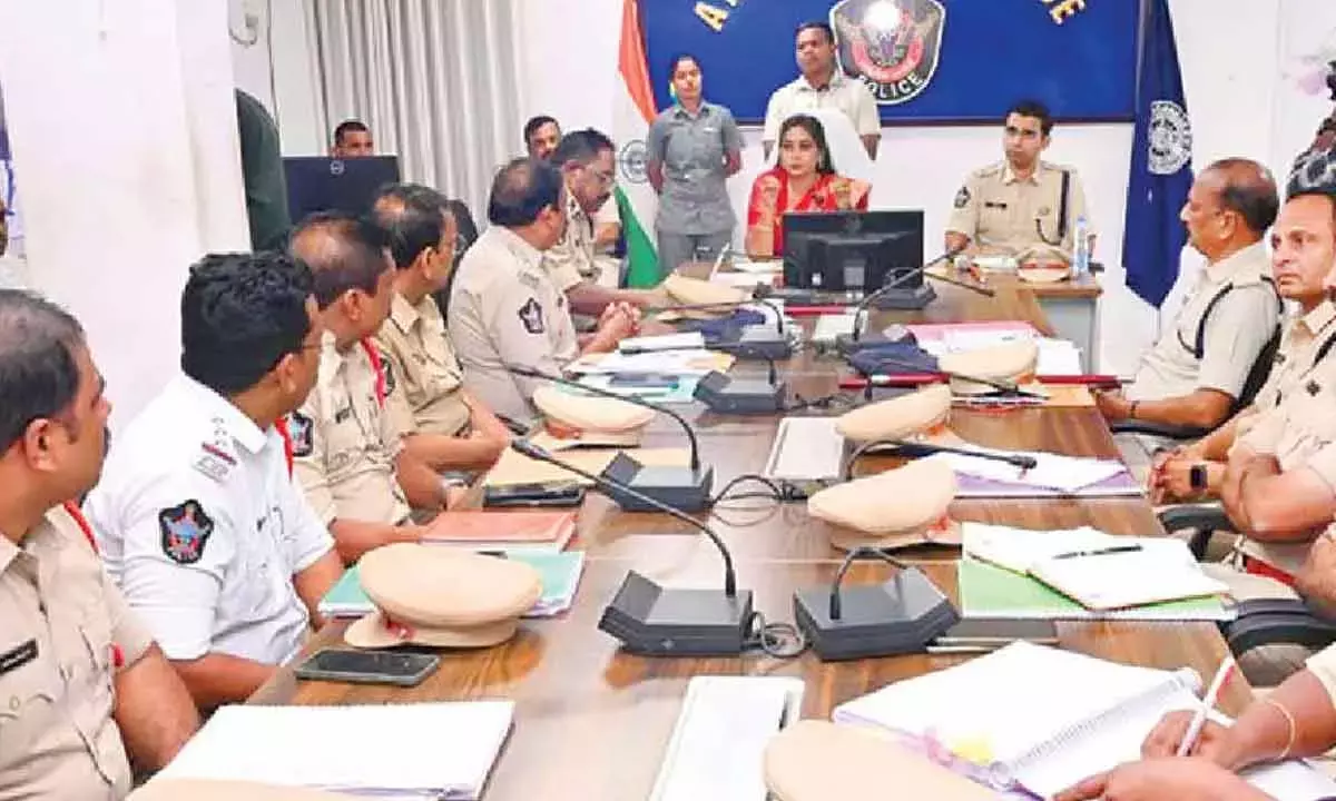 Andhra: गृह मंत्री ने साइबर अपराधों के प्रति अधिक सतर्कता बरतने का आह्वान किया Andhra: गृह मंत्री ने साइबर अपराधों के प्रति अधिक सतर्कता बरतने का आह्वान किया