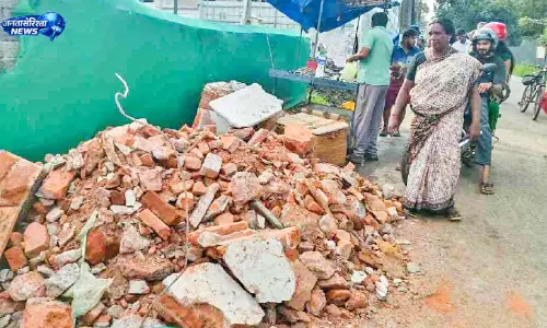 Kerala : सड़क किनारे मछली बेचने वाली महिला का स्टॉल और मछली नष्ट करने का आरोप