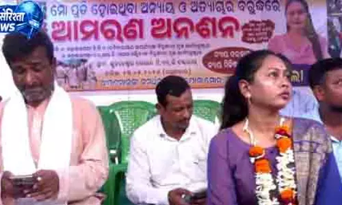 सरपंच चमेली ओझा की अनिश्चितकालीन भूख हड़ताल शुरू