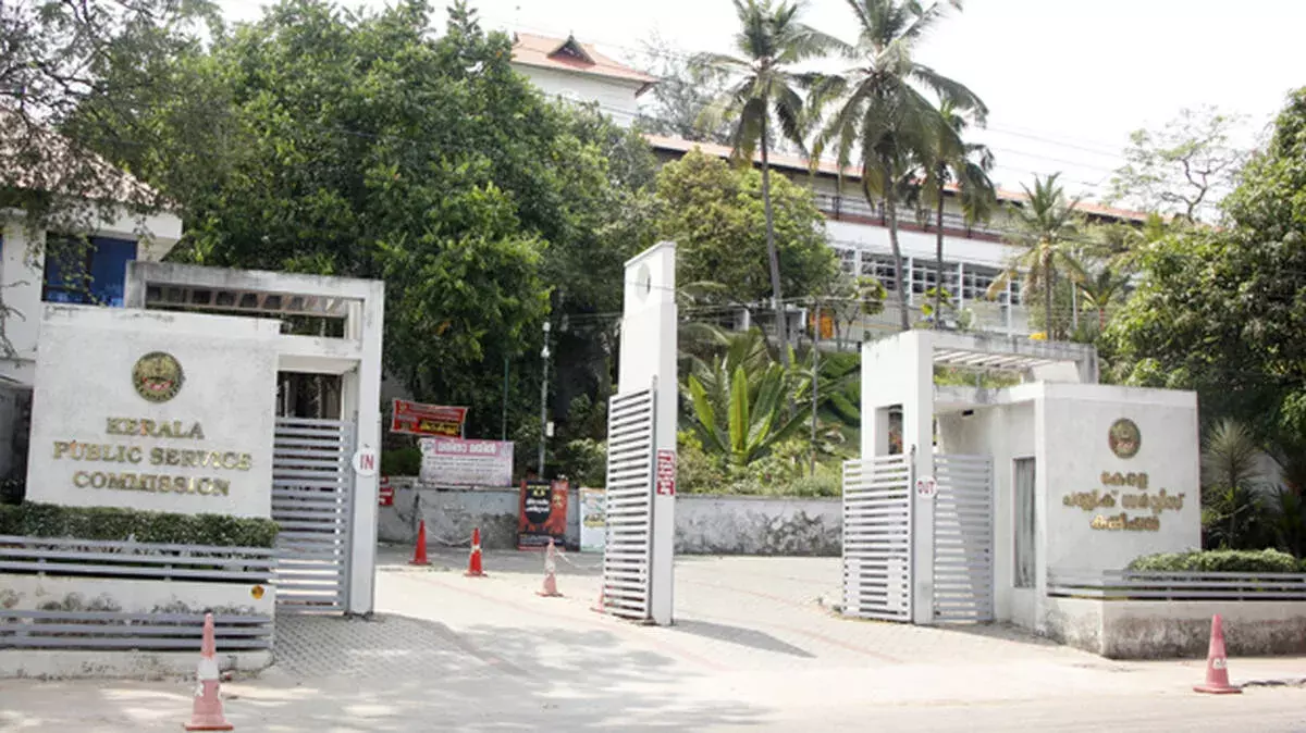 भर्ती घोटाला जांच में तेजी: PSC मुख्यालय पहुंची SIT, आयोग ने दिया पूरा साथ भर्ती घोटाला जांच में तेजी: PSC मुख्यालय पहुंची SIT, आयोग ने दिया पूरा साथ