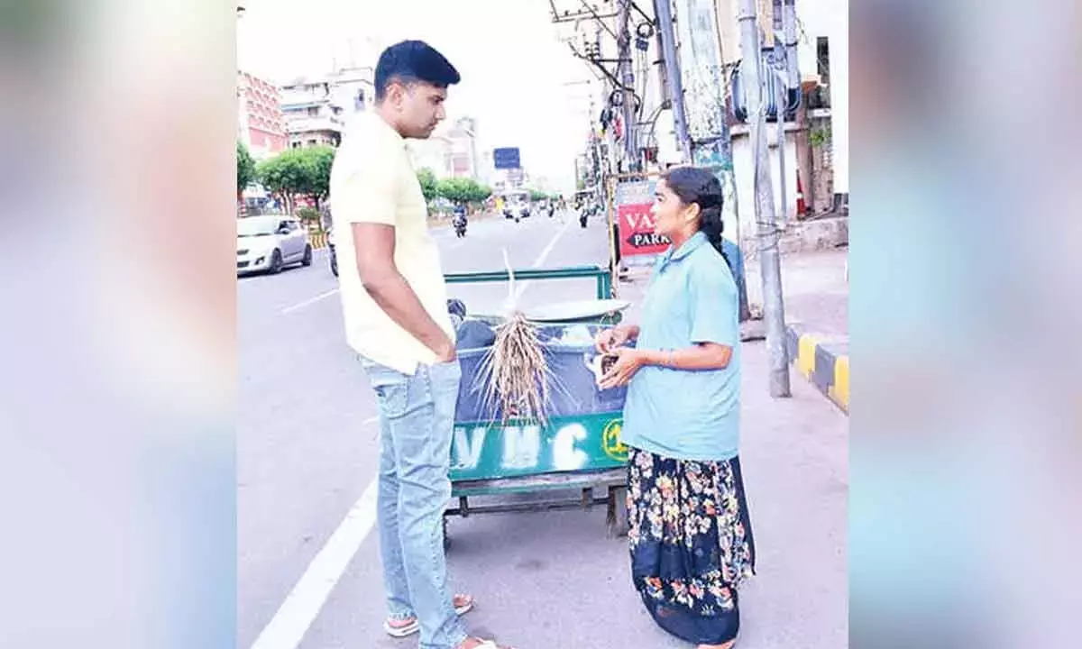 Andhra: नगर निकाय प्रमुख ने सफाई कार्यों की समीक्षा की Andhra: नगर निकाय प्रमुख ने सफाई कार्यों की समीक्षा की