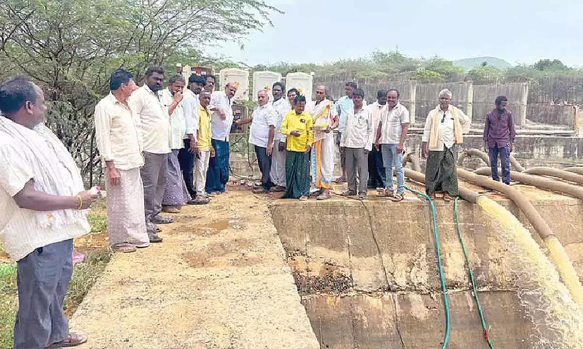 Andhra: गोदावरी का पानी नुन्ना सिंचाई टैंकों में छोड़ा गया Andhra: गोदावरी का पानी नुन्ना सिंचाई टैंकों में छोड़ा गया