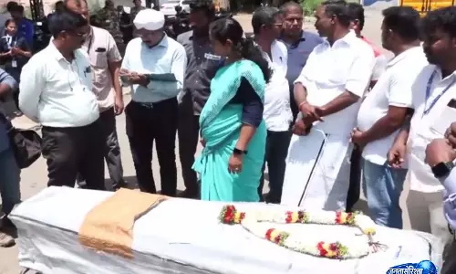 वियतनाम नाव हादसे में मारे गए तमिलनाडु के छह लोगों के शव कोयंबटूर एयरपोर्ट पहुंचे वियतनाम नाव हादसे में मारे गए तमिलनाडु के छह लोगों के शव कोयंबटूर एयरपोर्ट पहुंचे