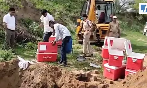 OMG इतना नकली पनीर! गश्त के दौरान कार को रोका था OMG इतना नकली पनीर! गश्त के दौरान कार को रोका था