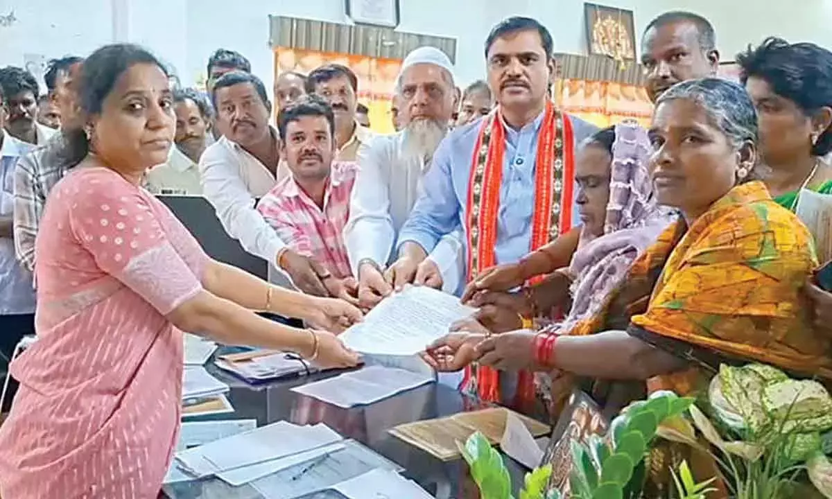 Andhra: बीजेपी ने निर्माण श्रमिकों से जुड़े ज़मीन घोटाले पर आपराधिक कार्रवाई की मांग की है Andhra: बीजेपी ने निर्माण श्रमिकों से जुड़े ज़मीन घोटाले पर आपराधिक कार्रवाई की मांग की है