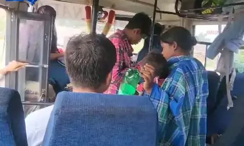 बस कंडक्टर की दबंगई का वीडियो वायरल, आदिवासी दंपती से बदसलूकी पर कार्रवाई बस कंडक्टर की दबंगई का वीडियो वायरल, आदिवासी दंपती से बदसलूकी पर कार्रवाई