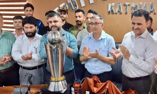 Kathua: खेलों के जरिए नशा मुक्ति का संदेश, डीसी ने किया ट्रॉफी का अनावरण Kathua: खेलों के जरिए नशा मुक्ति का संदेश, डीसी ने किया ट्रॉफी का अनावरण