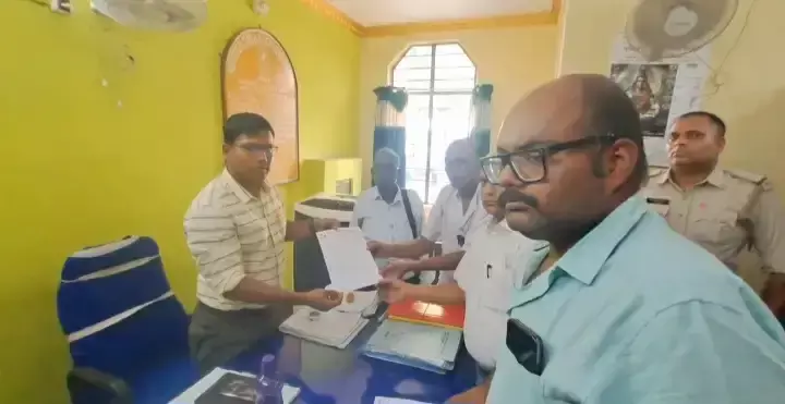 West Burdwan: स्मार्ट मीटर के खिलाफ माकपा ने उठाई आवाज, बिजली कार्यालय का घेराव West Burdwan: स्मार्ट मीटर के खिलाफ माकपा ने उठाई आवाज, बिजली कार्यालय का घेराव