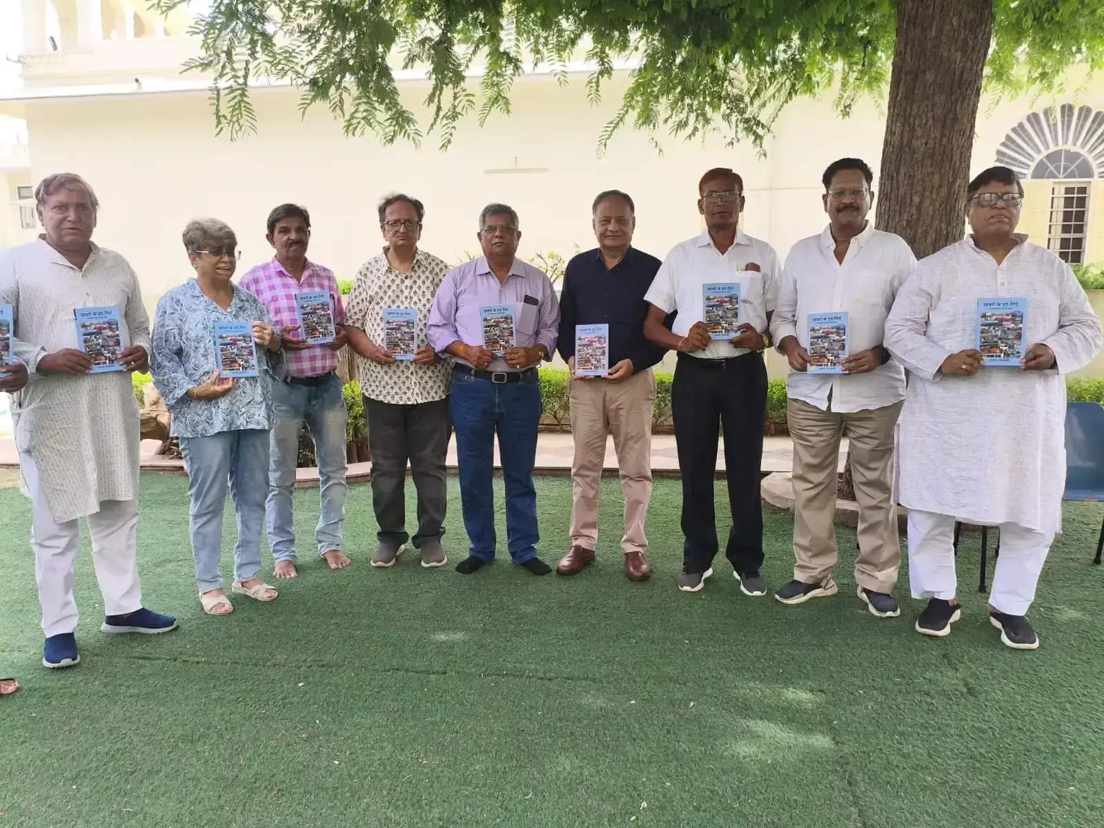 Jaipur: प्रभात गोस्वामी की पुस्तक ‘खबरों के इर्द-गिर्द’ का भव्य लोकार्पण Jaipur: प्रभात गोस्वामी की पुस्तक ‘खबरों के इर्द-गिर्द’ का भव्य लोकार्पण