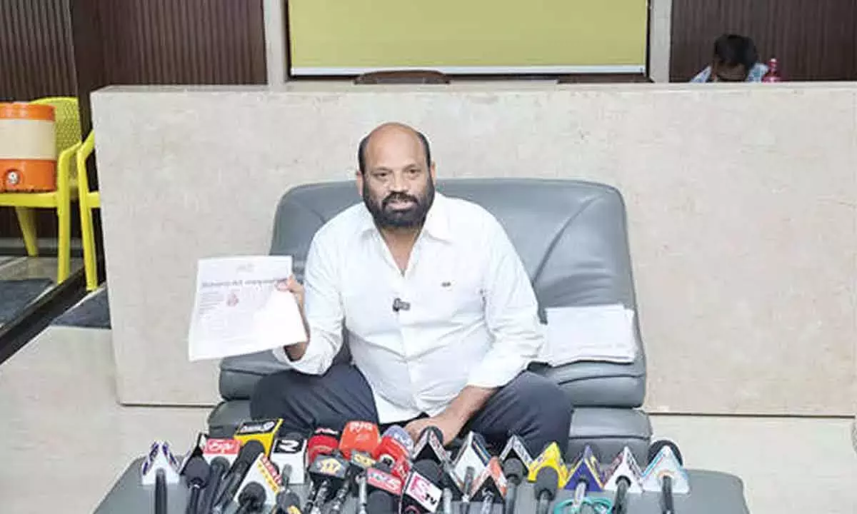 Andhra: यार्लागड्डा ने अपनी टिप्पणी पर सफ़ाई दी, सरकार-विरोधी रुख से इनकार किया Andhra: यार्लागड्डा ने अपनी टिप्पणी पर सफ़ाई दी, सरकार-विरोधी रुख से इनकार किया