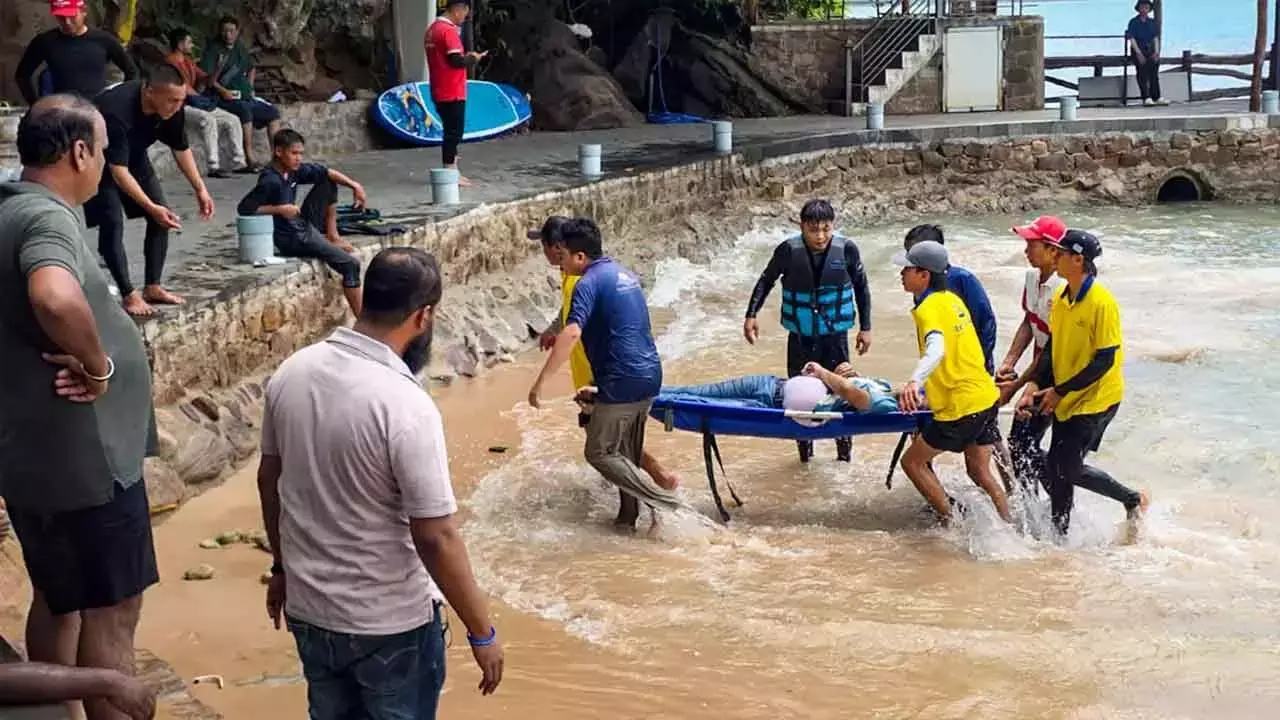 Telangana: वियतनाम में नाव दुर्घटना में मारे गए 15 भारतीय पर्यटकों के शव स्वदेश लाए गए Telangana: वियतनाम में नाव दुर्घटना में मारे गए 15 भारतीय पर्यटकों के शव स्वदेश लाए गए