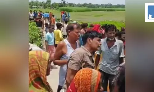 धान की रोपाई के लिए जा रहा ट्रैक्टर पलटा, तीन महिलाओं की मौत धान की रोपाई के लिए जा रहा ट्रैक्टर पलटा, तीन महिलाओं की मौत