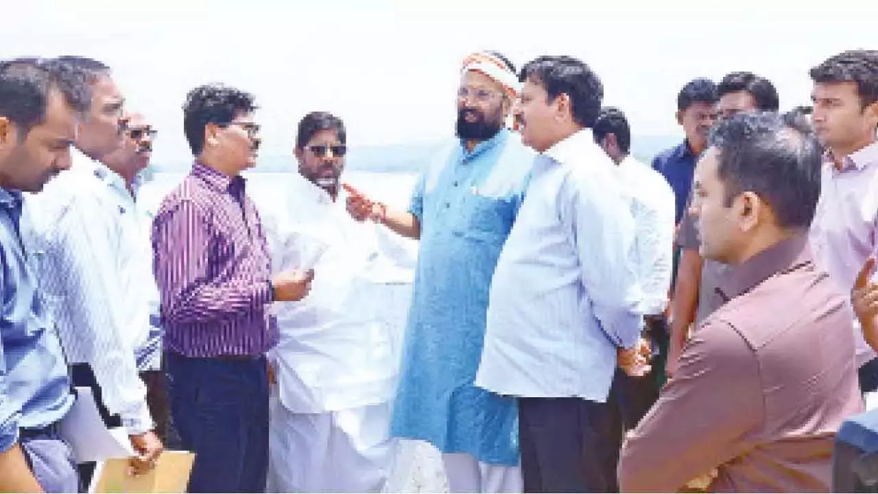 कालेश्वरम बैराजों की मरम्मत का काम अगले साल गर्मियों तक पूरा हो जाएगा: उत्तम कालेश्वरम बैराजों की मरम्मत का काम अगले साल गर्मियों तक पूरा हो जाएगा: उत्तम