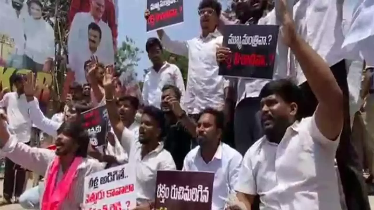 CM के खिलाफ विरोध-प्रदर्शन करने पर BRSV कार्यकर्ताओं को हिरासत में लिया गया CM के खिलाफ विरोध-प्रदर्शन करने पर BRSV कार्यकर्ताओं को हिरासत में लिया गया