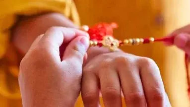 रक्षाबंधन पर चंद्र ग्रहण का साया! जानें राखी बांधने का सही समय और शुभ मुहूर्त रक्षाबंधन पर चंद्र ग्रहण का साया! जानें राखी बांधने का सही समय और शुभ मुहूर्त