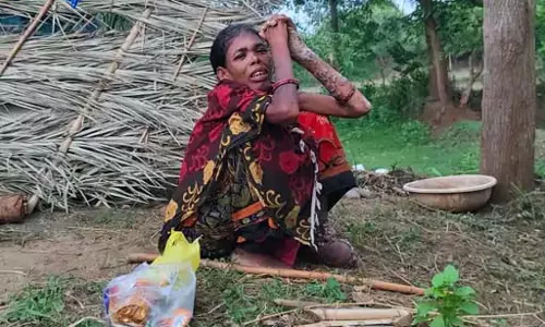 बीमारी के डर से महिला को गांव से निकाला, खेत की झोपड़ी में रहने को मजबूर हुई हीरा बाई बीमारी के डर से महिला को गांव से निकाला, खेत की झोपड़ी में रहने को मजबूर हुई हीरा बाई