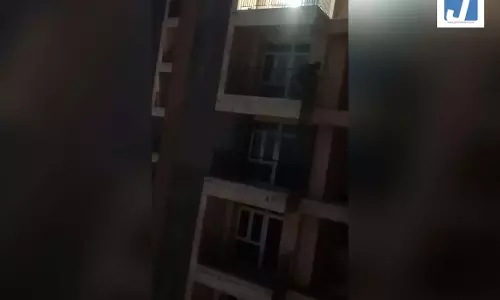 14वीं मंजिल की बालकनी से नीचे उतरता दिखा विदेशी नागरिक, वीडियो वायरल होने से मचा हड़कंप 14वीं मंजिल की बालकनी से नीचे उतरता दिखा विदेशी नागरिक, वीडियो वायरल होने से मचा हड़कंप