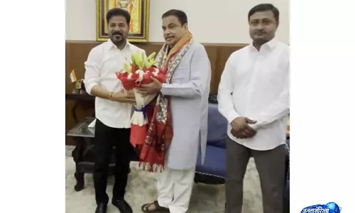 CM रेड्डी ने नितिन गडकरी से की मुलाकात, रीजनल रिंग रोड के उत्तरी हिस्से के लिए मांगी केंद्र की मंजूरी CM रेड्डी ने नितिन गडकरी से की मुलाकात, रीजनल रिंग रोड के उत्तरी हिस्से के लिए मांगी केंद्र की मंजूरी