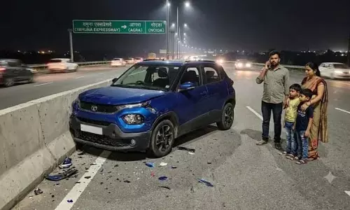 यमुना एक्सप्रेसवे पर बड़ा हादसा टला, कार सवार परिवार सुरक्षित