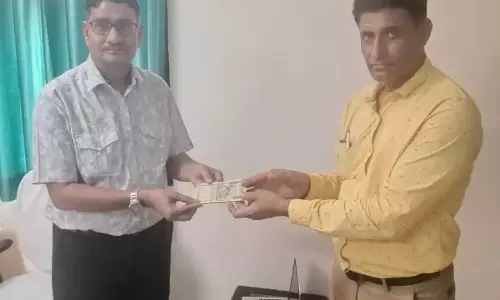 Jaipur: कर्तव्यनिष्ठा और ईमानदारी के लिए कांस्टेबल अमर सिंह की सराहना Jaipur: कर्तव्यनिष्ठा और ईमानदारी के लिए कांस्टेबल अमर सिंह की सराहना