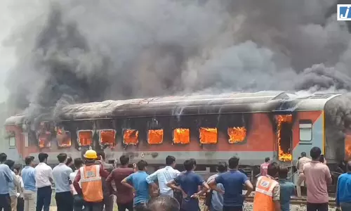 VIDEO BREAKING: चलने से पहले जल उठा ट्रेन का कोच! रेलवे यार्ड में आग VIDEO BREAKING: चलने से पहले जल उठा ट्रेन का कोच! रेलवे यार्ड में आग