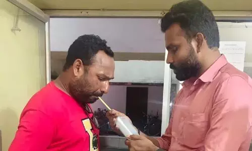 चेकिंग से नाराज युवक का खौफनाक कदम, पेट्रोल डालकर जान देने का प्रयास चेकिंग से नाराज युवक का खौफनाक कदम, पेट्रोल डालकर जान देने का प्रयास