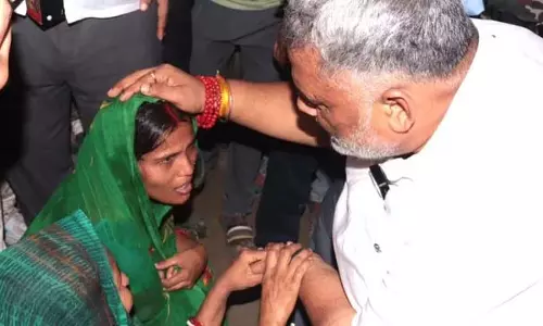 छोटू हत्याकांड: पप्पू यादव ने परिवार को गले लगाकर दिया आश्वासन छोटू हत्याकांड: पप्पू यादव ने परिवार को गले लगाकर दिया आश्वासन