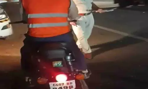 दुर्ग में मॉडिफाइड साइलेंसर वाली बुलेट पर कार्रवाई, 5 हजार का चालान दुर्ग में मॉडिफाइड साइलेंसर वाली बुलेट पर कार्रवाई, 5 हजार का चालान