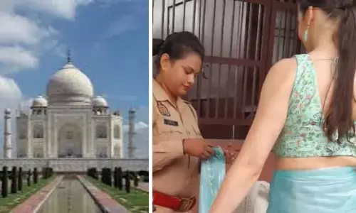 ताजमहल पर खुली विदेशी पर्यटक की साड़ी, महिला सिपाही ने बचाई लाज ताजमहल पर खुली विदेशी पर्यटक की साड़ी, महिला सिपाही ने बचाई लाज