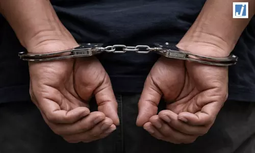 बंगाल: 14 लाख रुपए की कीमत की चांदी की सिल्लियों के साथ शख्स गिरफ्तार बंगाल: 14 लाख रुपए की कीमत की चांदी की सिल्लियों के साथ शख्स गिरफ्तार