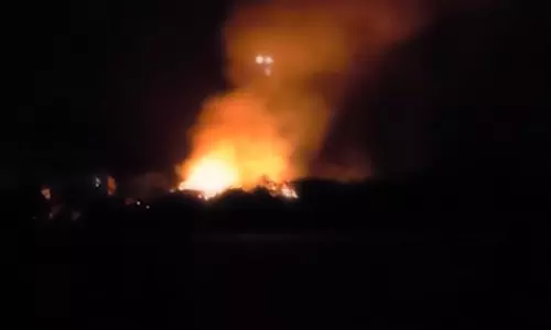 FIRE VIDEO : अंजारले तारे जेट्टी पर भीषण आग FIRE VIDEO : अंजारले तारे जेट्टी पर भीषण आग