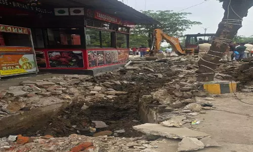 रायपुर नगर निगम जोन-9 की अतिक्रमण कार्रवाई पर उठे सवाल रायपुर नगर निगम जोन-9 की अतिक्रमण कार्रवाई पर उठे सवाल