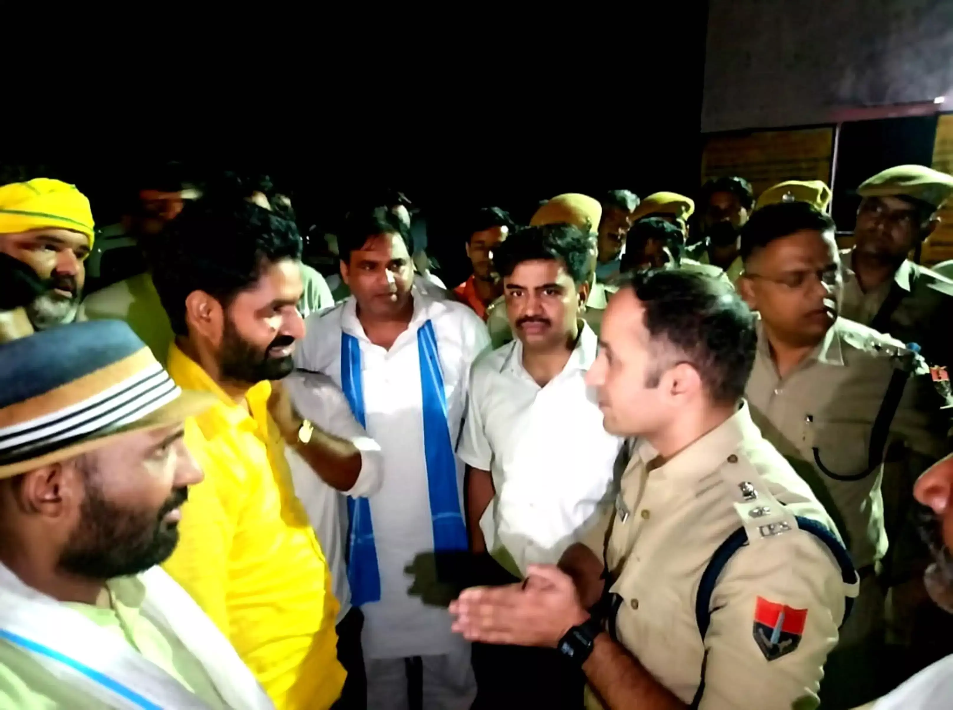 Dholpur: जगन गुर्जर हत्याकांड में बाड़ी एसएचओ लाइन हाजिर, सीबीआई जांच की मांग Dholpur: जगन गुर्जर हत्याकांड में बाड़ी एसएचओ लाइन हाजिर, सीबीआई जांच की मांग